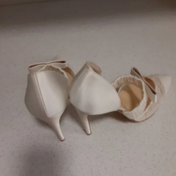Chloe Gosselin White Satin and Lace Lily Pump - Picture 3 of 8